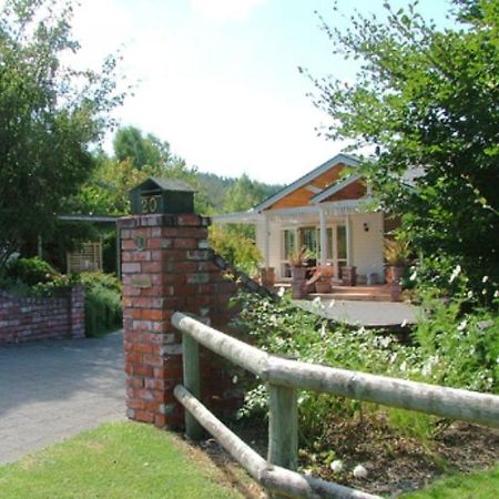 Acacia Bay Lodge Bed & Breakfast 타우포 호 외부 사진