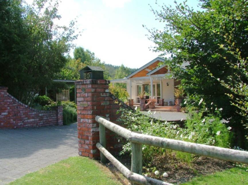 Acacia Bay Lodge Bed & Breakfast 타우포 호 외부 사진